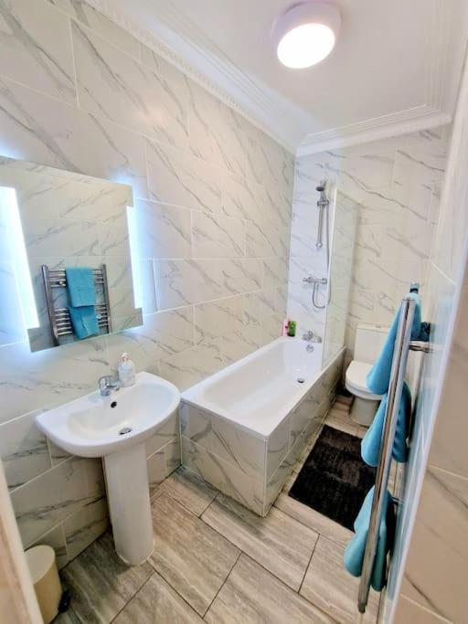 Charming Home With Private Balcony, On 1St Floor, With 2 Bathrooms, 3 Min Walk To Earl'S Court Station لندن المظهر الخارجي الصورة