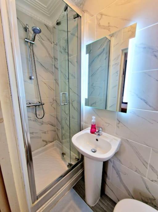 Charming Home With Private Balcony, On 1St Floor, With 2 Bathrooms, 3 Min Walk To Earl'S Court Station لندن المظهر الخارجي الصورة