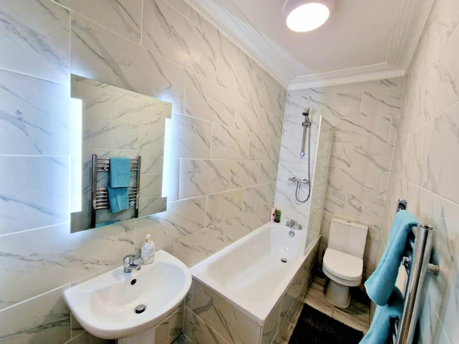 Charming Home With Private Balcony, On 1St Floor, With 2 Bathrooms, 3 Min Walk To Earl'S Court Station لندن المظهر الخارجي الصورة