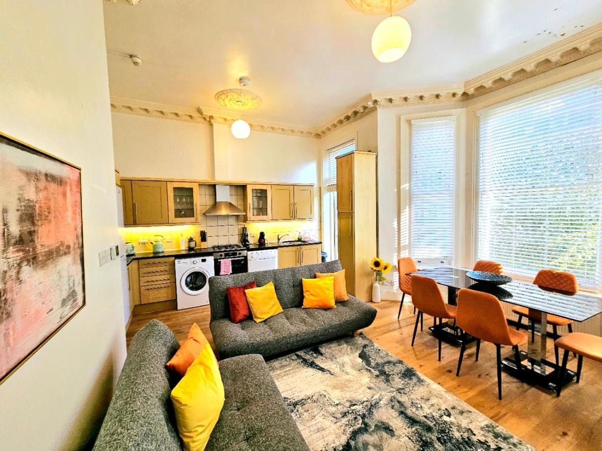 Charming Home With Private Balcony, On 1St Floor, With 2 Bathrooms, 3 Min Walk To Earl'S Court Station لندن المظهر الخارجي الصورة
