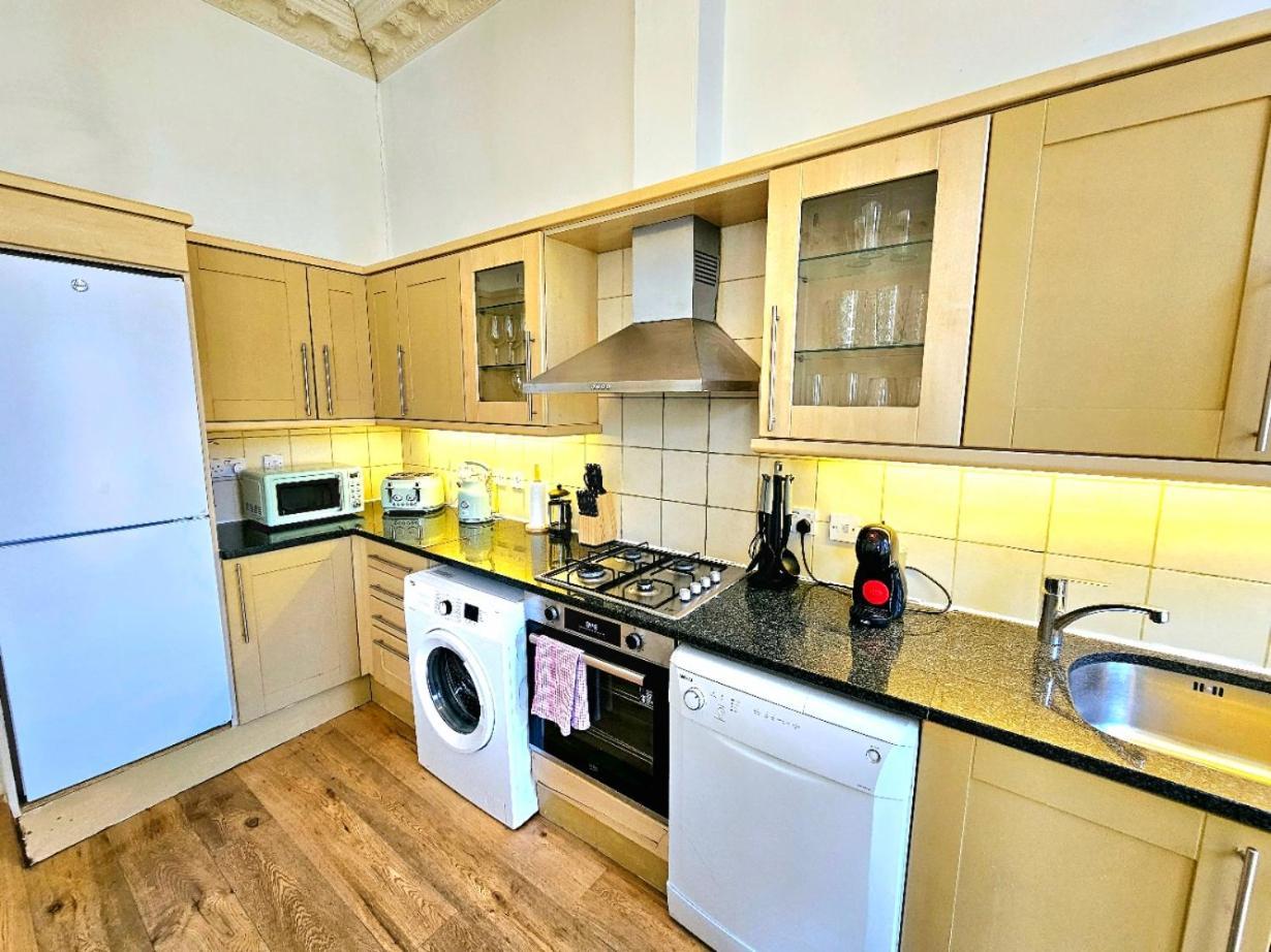 Charming Home With Private Balcony, On 1St Floor, With 2 Bathrooms, 3 Min Walk To Earl'S Court Station لندن المظهر الخارجي الصورة