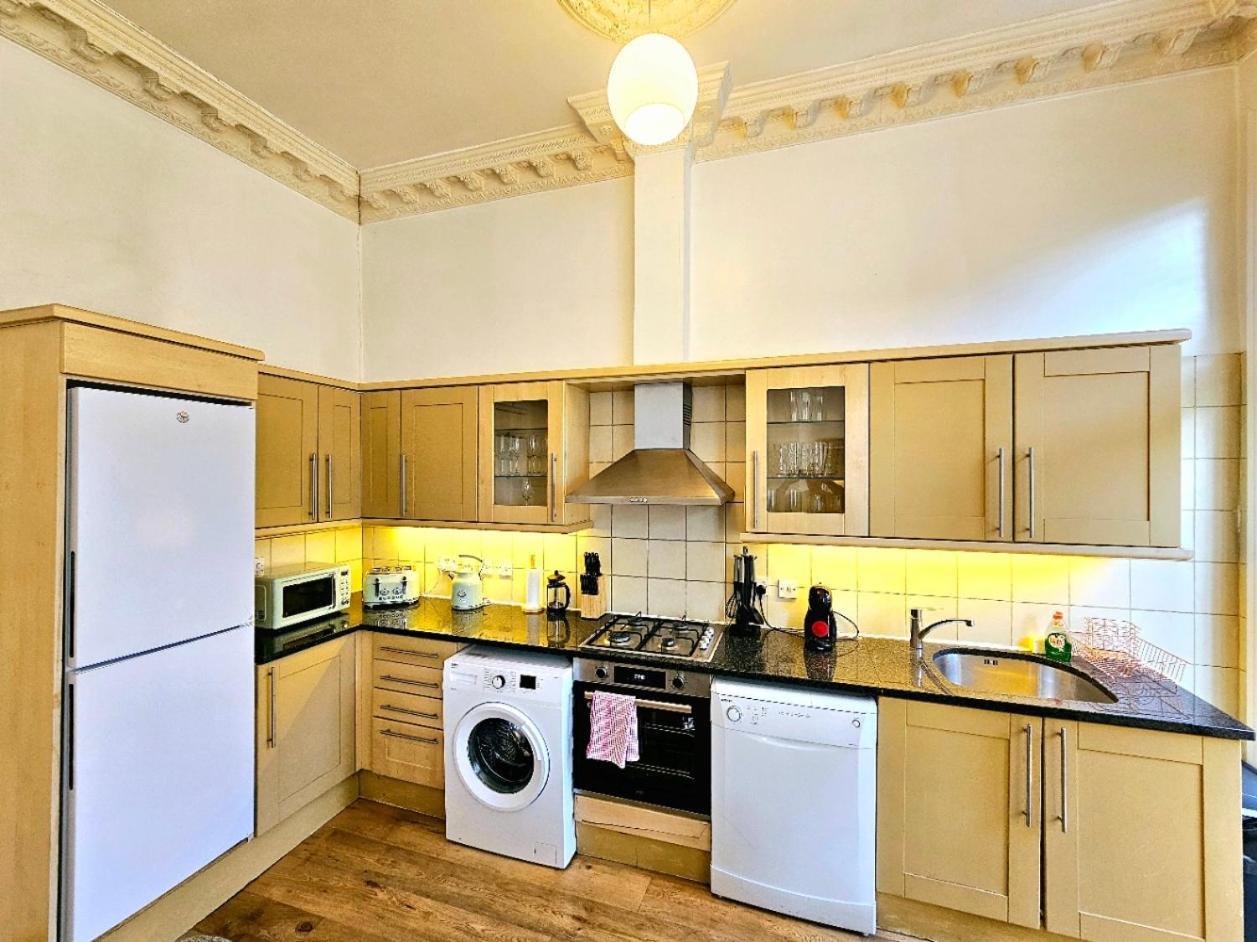Charming Home With Private Balcony, On 1St Floor, With 2 Bathrooms, 3 Min Walk To Earl'S Court Station لندن المظهر الخارجي الصورة
