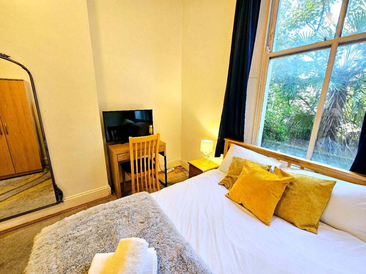 Charming Home With Private Balcony, On 1St Floor, With 2 Bathrooms, 3 Min Walk To Earl'S Court Station لندن المظهر الخارجي الصورة